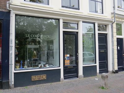 819704 Gezicht op de winkelpui van het pand Oudegracht 374 (Le Coin Perdu) te Utrecht; rechts in de pui een met een ...